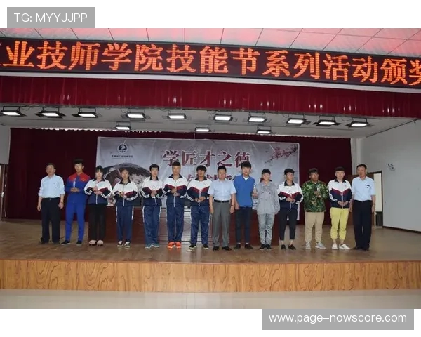 高尔夫表演赛精彩纷呈 高手云集展现顶尖技艺与风采 高尔夫表演赛精彩纷呈 高手云集展现顶尖技艺与风采